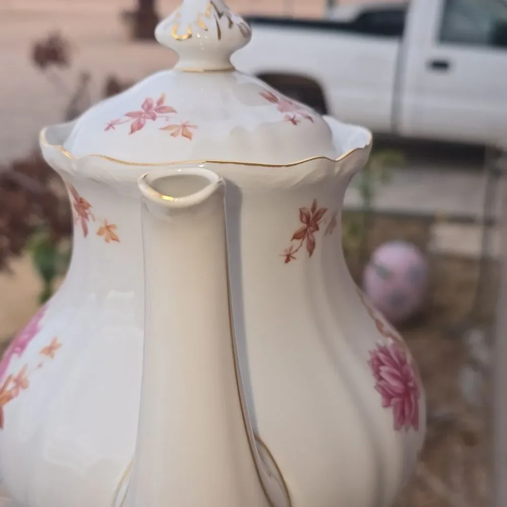 Hutschenreuther Arzberg Bavaria INGEBORG Lotus Floral Gold Trim Teapot – 857